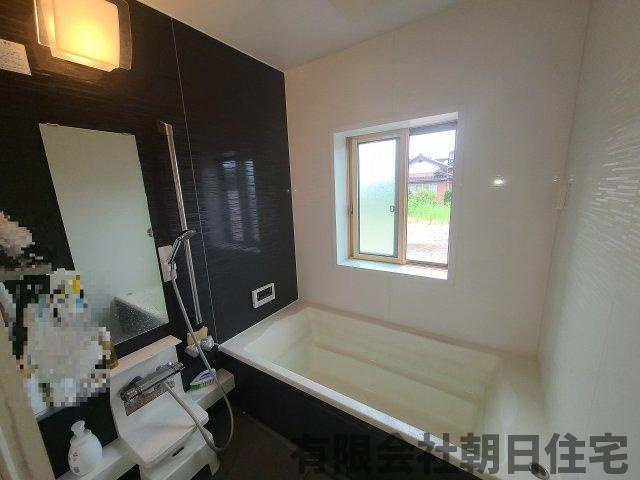 【浴室】 | 東出雲町揖屋中古戸建 | 窓のある明るいお風呂です