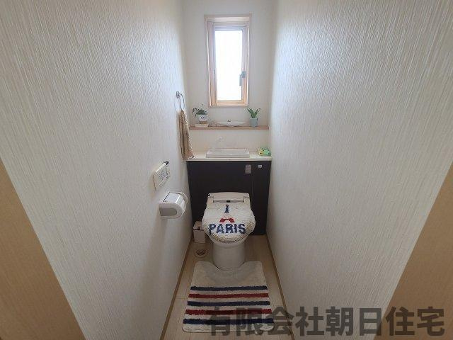 【トイレ】 | 東出雲町揖屋中古戸建 | タンクが隠れてスッキリした明るいトイレです
