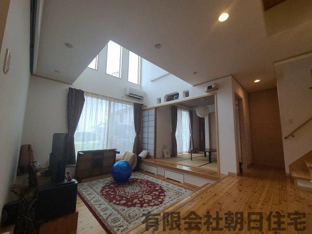 【居間・リビング】 | 東出雲町揖屋中古戸建 | 南向き吹き抜けのリビングなのでお部屋全体が明るいですよ