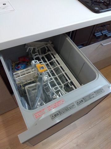 ※商談中※【新築戸建建売】八戸市長根4丁目のキッチン|５人用食器洗い乾燥機。家事の軽減だけでなく、手洗いに比べて使用水量が約1/7と経済的です。
