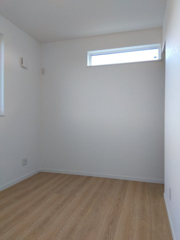 ※商談中※【新築戸建建売】八戸市長根4丁目の洋室|落ち着いた色合いの内装。ご家族のプライベートルームや在宅ワークスペースとしてもおすすめです。