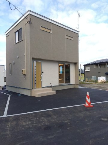 ※商談中※【新築戸建建売】八戸市長根4丁目の外観|ブラウンの重厚感とホワイトの軽やかさが調和して、モダンかつ親しみやすい外観になっています。
