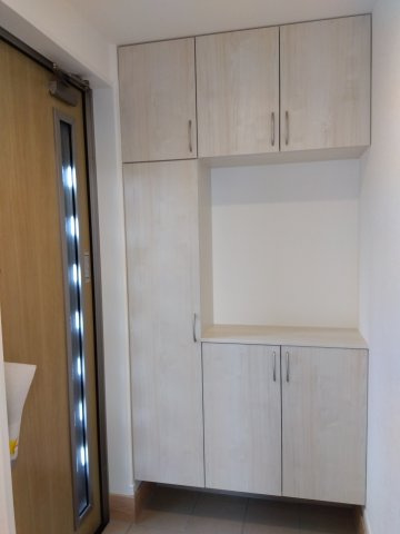 ※商談中※【新築戸建建売】八戸市長根4丁目の玄関|コの字型のシューズボックスは、空間に抜け感を持たせつつ、上部・側面に十分な収納を確保。オープンスペースに照明やグリーンを配置することで、より明るくwelcomingな玄関を演出♪