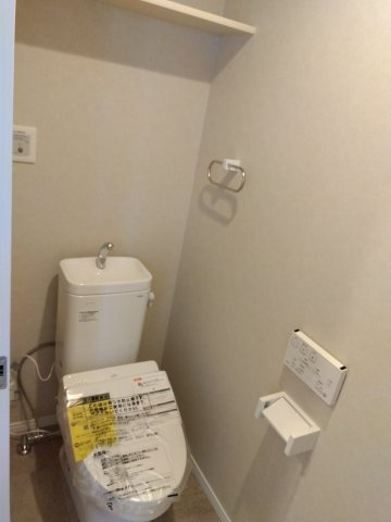 ※商談中※【新築戸建建売】八戸市長根4丁目のトイレ|飽きのこないシンプルモダンな空間を演出したトイレ。少ない水で効率よく洗浄、ママの家事を軽減します。