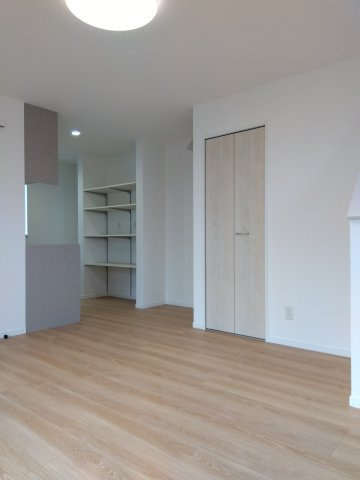 ※商談中※【新築戸建建売】八戸市長根4丁目の居間・リビング|白基調のシンプルなデザインの内観