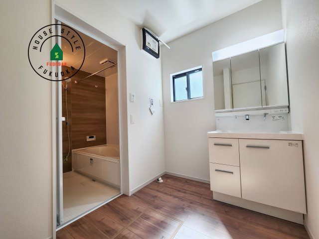 福岡市西区野方3丁目第5-2棟(2号棟)の脱衣所|ゆとりの洗面スペースで朝の身支度もスムーズに。暮らしを快適に変えるシャワー付洗面台です！