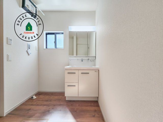 福岡市西区野方3丁目第5-2棟(2号棟)の独立洗面台|毎日使うものだから清潔な空間を保ちたい水回り。洗面にはそんな願いを解消させてくれる収納アイデアが満載です。三面鏡の裏側にはキャビネットが現れ小物から背の高い物まで収納できます。