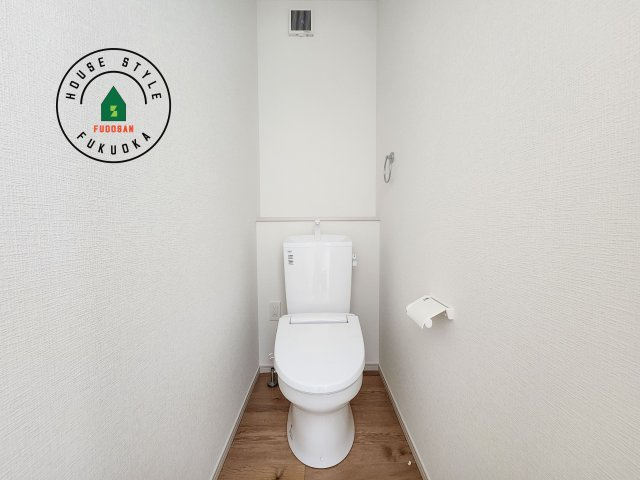 福岡市西区野方3丁目第5-2棟(2号棟)のトイレ|温水洗浄便座を完備しております。2ヶ所にトイレがあるのは朝の慌ただしい時間も安心です。