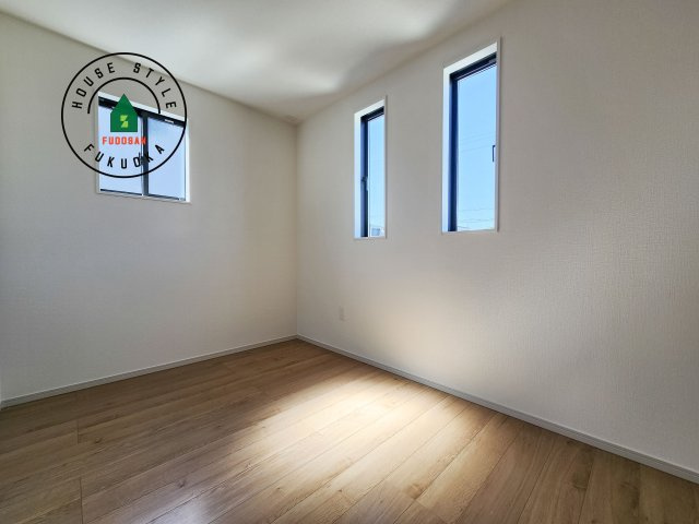 福岡市西区野方3丁目第5-2棟(2号棟)の子供部屋|柔らかい陽光が差し込む明るいお部屋を演出する設計。彩光の取れる窓が気持ちの良いお部屋を創り上げます。