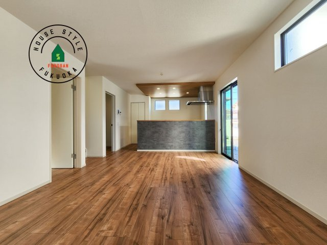 福岡市西区野方3丁目第5-2棟(2号棟)の居間・リビング|ご家族を近くに感じられる対面キッチンのLDK。会話もはずみそうですね。