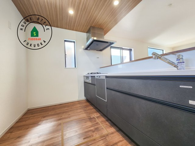 福岡市西区野方3丁目第5-2棟(2号棟)のキッチン|ダイニングテーブルへの配膳がラクラク、お料理はかどるカウンター付きシステムキッチン！