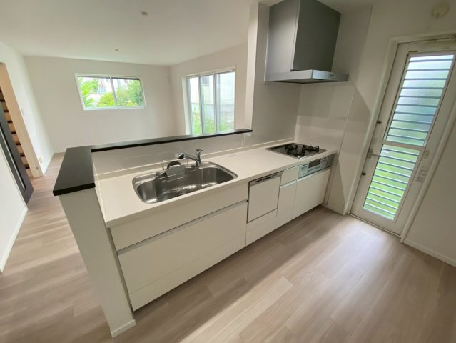 萩山台1丁目のキッチン|キッチンからリビングとの会話もはずみます。