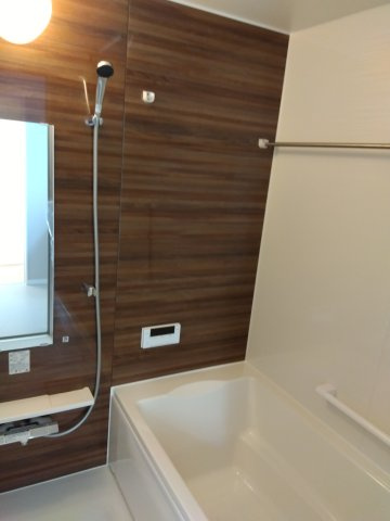 【新築戸建建売】八戸市長根4丁目の浴室|浴室換気乾燥機付で、冬場の寒さによる身体への負担を軽減し快適なバスタイムを実現するとともに、洗濯物を室内干しでもしっかり乾かせます♪