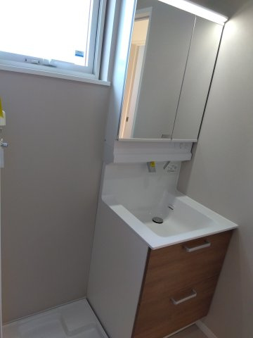 【新築戸建建売】八戸市長根4丁目の独立洗面台|鏡の裏に収納スペースがあるため、歯ブラシや化粧水といった小物を隠せ生活感が出にくくスタイリッシュに見えます。