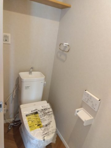 【新築戸建建売】八戸市長根4丁目のトイレ|飽きのこないシンプルモダンな空間を演出したトイレ。少ない水で効率よく洗浄、ママの家事を軽減します。