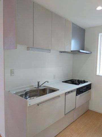 【新築戸建建売】八戸市長根4丁目のキッチン|壁付けキッチンは「料理に集中できる」のがポイント。空間を広く、美しく、スッキリまとまる動線が◎