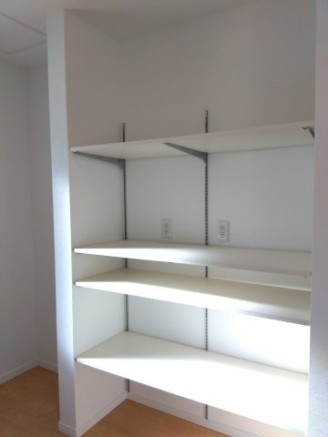 【新築戸建建売】八戸市長根4丁目の収納|「使う人に合わせて❝ちょうどいい❞を作れる棚」調理器具やストック類も、見やすく取り出しやすいレイアウトに。