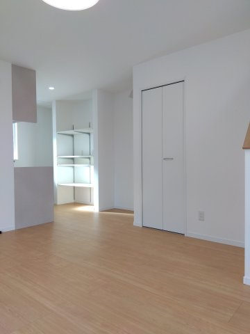 【新築戸建建売】八戸市長根4丁目の居間・リビング|「❝暮らしやすさをぎゅっとひとつに❞」階段下収納付きの12.37帖LDKで、すっきり片付く住まいに。