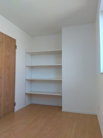 【新築戸建建売】八戸市長根4丁目の収納|２階洋室には可動棚付き収納を完備。衣類や小物、本など、収納したい物に合わせて自由に用途に応じて高さ調整が可能で、収納力と使い勝手を両立しています。