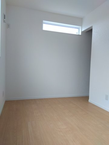 【新築戸建建売】八戸市長根4丁目の洋室|落ち着いた色合いの内装。ご家族のプライベートルームや在宅ワークスペースとしてもおすすめです。