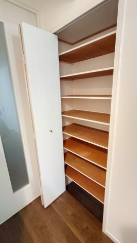 シャルム小阪壱番館の収納|廊下