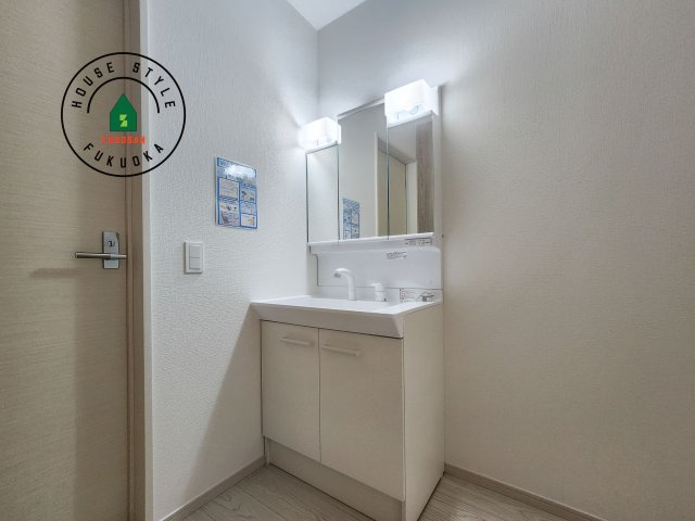 糟屋郡宇美町平和2丁目第4-1棟（1号棟）の独立洗面台|毎日使うものだから清潔な空間を保ちたい水回り。洗面にはそんな願いを解消させてくれる収納アイデアが満載です。三面鏡の裏側にはキャビネットが現れ小物から背の高い物まで収納できます。