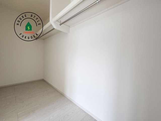 糟屋郡宇美町平和2丁目第4-1棟（1号棟）の収納|洋服や大きな荷物が多い方や人数の多いご家族などは、一般的なクローゼットよりもウォークインクローゼットのほうが使い勝手が良いです。