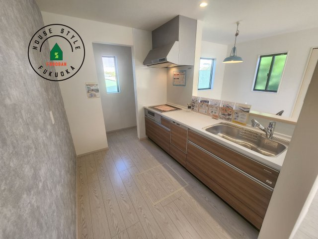 糟屋郡宇美町平和2丁目第4-1棟（1号棟）のキッチン|ダイニングテーブルへの配膳がラクラク、お料理はかどるカウンター付きシステムキッチン！