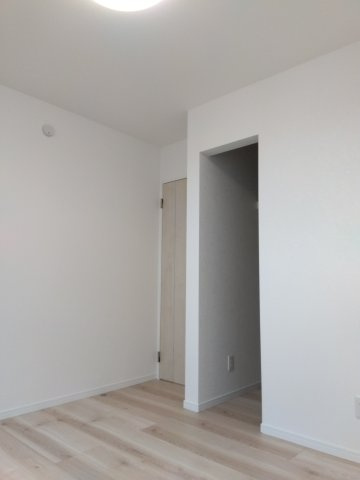 ※商談中※【新築戸建建売】八戸市長根4丁目の収納|落ち着いた色合いの内装。ご家族のプライベートルームや在宅ワークスペースとしてもおすすめです。