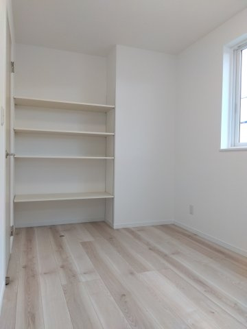 ※商談中※【新築戸建建売】八戸市長根4丁目の収納|２階洋室には可動棚付き収納を完備。衣類や小物、本など、収納したい物に合わせて自由に用途に応じて高さ調整が可能で、収納力と使い勝手を両立しています。