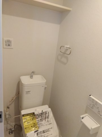 ※商談中※【新築戸建建売】八戸市長根4丁目のトイレ|飽きのこないシンプルモダンな空間を演出したトイレ。少ない水で効率よく洗浄、ママの家事を軽減します。