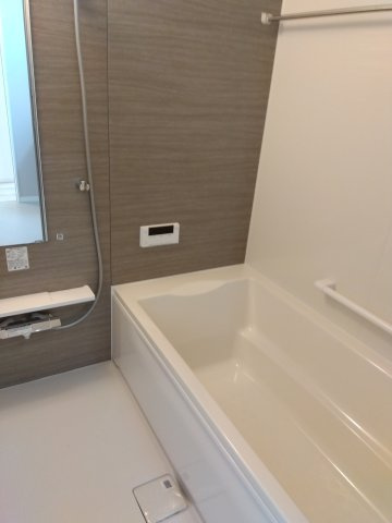 ※商談中※【新築戸建建売】八戸市長根4丁目の浴室|浴室換気乾燥機付で、冬場の寒さによる身体への負担を軽減し快適なバスタイムを実現するとともに、洗濯物を室内干しでもしっかり乾かせます♪