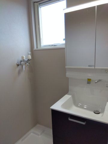 ※商談中※【新築戸建建売】八戸市長根4丁目の独立洗面台|鏡の裏に収納スペースがあるため、歯ブラシや化粧水といった小物を隠せ生活感が出にくくスタイリッシュに見えます。