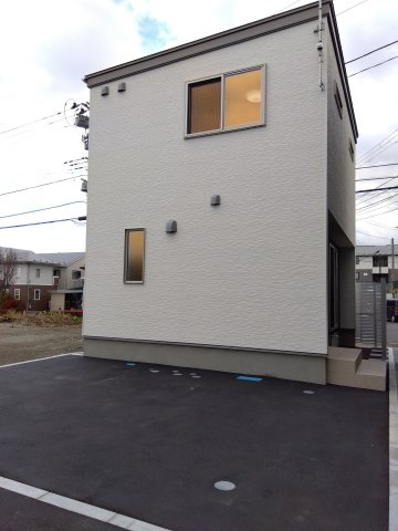 ※商談中※【新築戸建建売】八戸市長根4丁目の外観|ホワイト×ブラックが際立つ、飽きのこないモノトーンが住まいの存在感を高めます。