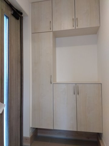 ※商談中※【新築戸建建売】八戸市長根4丁目の玄関|収納力抜群、コの字型の構造によりたっぷり収納スペースを確保。ご家族全員の靴はもちろん、季節物や来客用スリッパもすっきり収納。