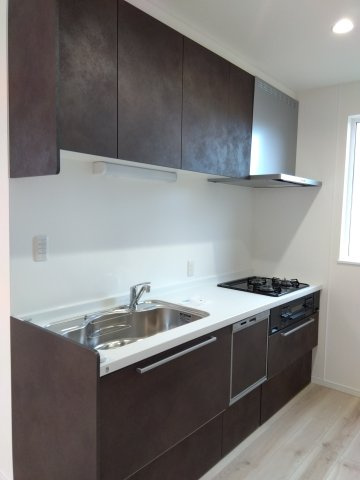 ※商談中※【新築戸建建売】八戸市長根4丁目のキッチン|家事楽&スッキリ収納！スペースを有効活用した収納設計（ソフトスライド式・吊戸棚）、整理整頓がしやすくキッチンが常に清潔に保てます。