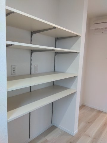 ※商談中※【新築戸建建売】八戸市長根4丁目の収納|家族構成やライフスタイルが変わっても棚の位置を調整するだけで対応可能。買い置きやストックが増えても、すぐに収納を見直せる柔軟さが魅力。