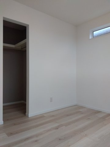 ※商談中※【新築戸建建売】八戸市長根4丁目の洋室|２階洋室：ウォークインクローゼット、収納が多いことで物をしまう場所を確保し家の中を広々と快適に暮らすことができます。