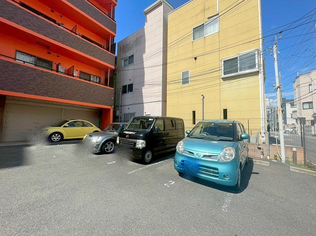 シャトーフェリーチェの駐車場