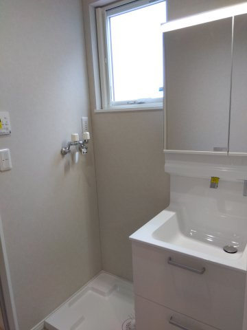 【新築戸建建売】八戸市長根4丁目の独立洗面台|独立洗面台で身支度をすべて済ませてしまいましょう