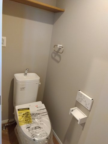 【新築戸建建売】八戸市長根4丁目のトイレ|飽きのこないシンプルな空間を演出したトイレ。みんなが手洗いしやすい高さに設定。少ない水で効率よく洗浄、ママの家事を軽減します。