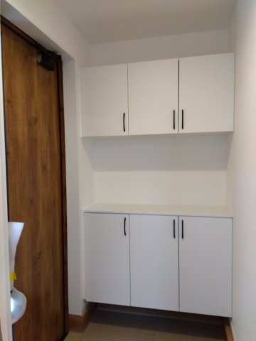 【新築戸建建売】八戸市長根4丁目の収納|コの字型のシューズボックスは、空間に抜け感を持たせつつ、上部・側面に十分な収納を確保。オープンスペースに照明やグリーンを配置することで、より明るくwelcomingな玄関を演出♪