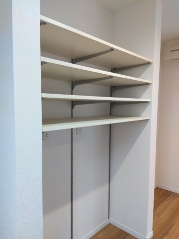 【新築戸建建売】八戸市長根4丁目の収納|家族構成やライフスタイルが変わっても棚の位置を調整するだけで対応可能。買い置きやストックが増えても、すぐに収納を見直せる柔軟さが魅力。