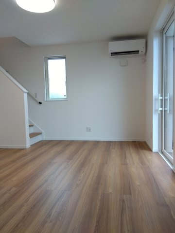 【新築戸建建売】八戸市長根4丁目の居間・リビング|12.37帖LDK、リビング階段、エアコン設置済