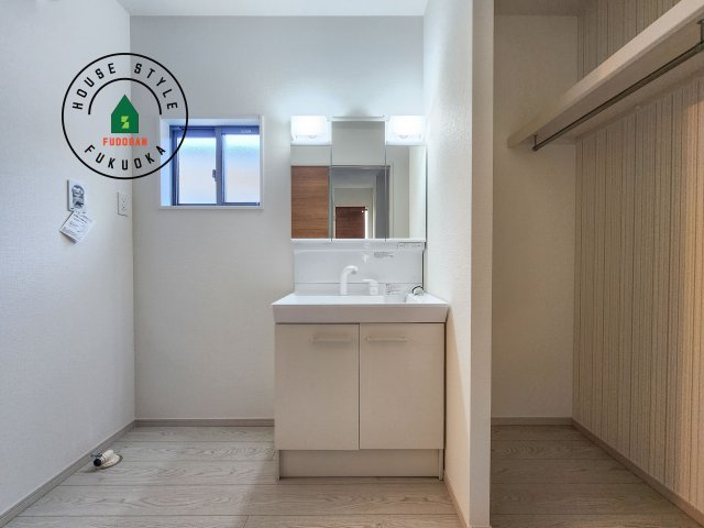 大野城市牛頸3丁目第1-2棟（1号棟）の独立洗面台|毎日使うものだから清潔な空間を保ちたい水回り。洗面にはそんな願いを解消させてくれる収納アイデアが満載です。三面鏡の裏側にはキャビネットが現れ小物から背の高い物まで収納できます。