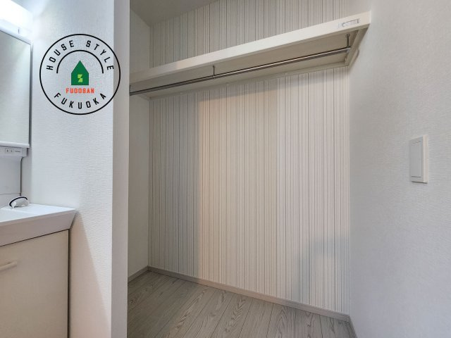 大野城市牛頸3丁目第1-2棟（1号棟）の収納|洋服や大きな荷物が多い方や人数の多いご家族などは、一般的なクローゼットよりもウォークインクローゼットのほうが使い勝手が良いです。