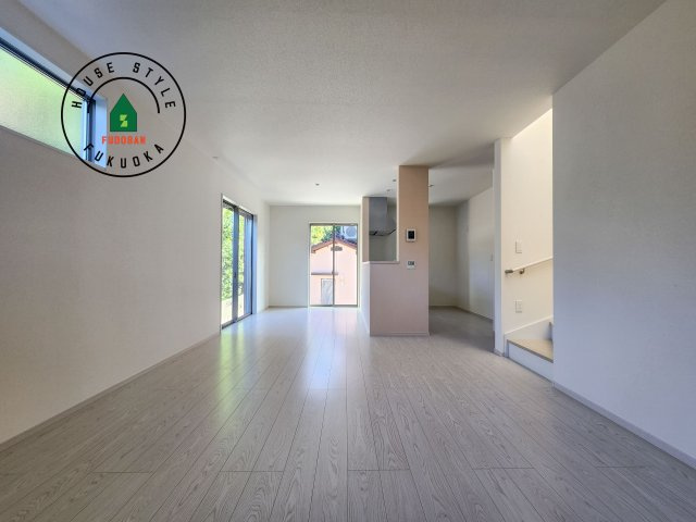 大野城市牛頸3丁目第1-2棟（1号棟）の居間・リビング|ご家族を近くに感じられる対面キッチンのLDK。会話もはずみそうですね。