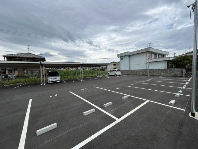 茅原モータープールの駐車場