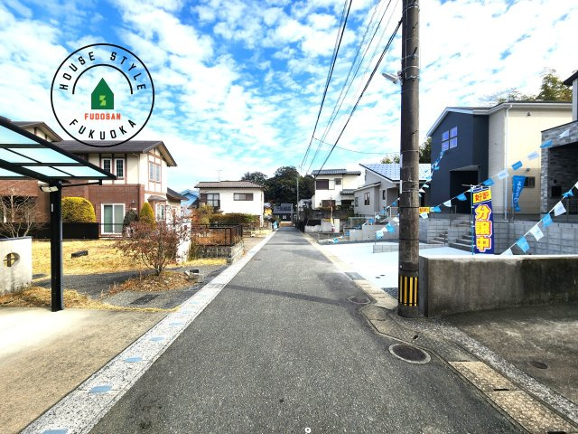 大野城市牛頸3丁目第1-2棟（2号棟）の前面道路含む現地写真|前面道路は閑静な住宅地をはしる車通りの少ない道路。お車の出し入れが苦手なママや小さなお子様にも安心ですね。しっかり舗装もされているので、ベビーカーや自転車で通っても快適に通行できます。