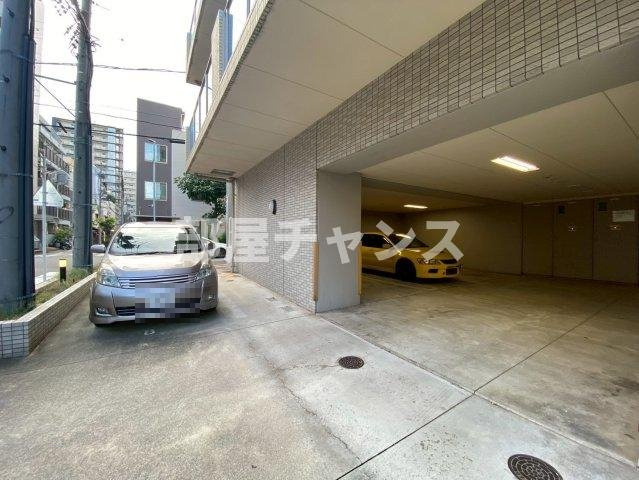 プレステージ新栄の駐車場
